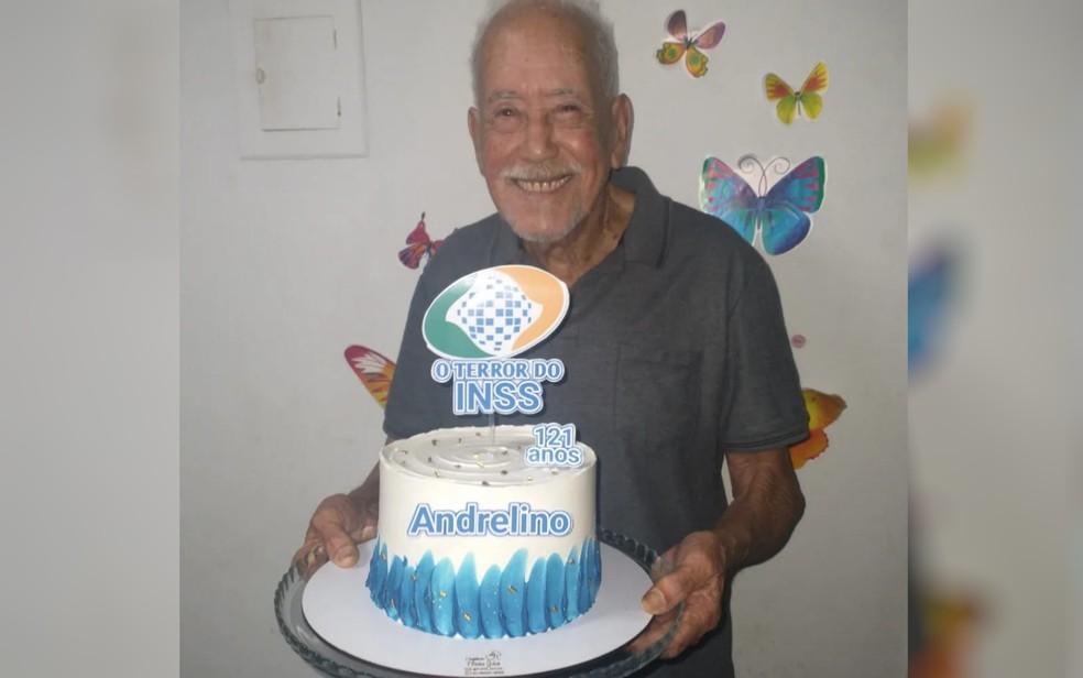 Idoso faz 121 anos e comemora com bolo temático em Goiás: 'O terror do INSS'