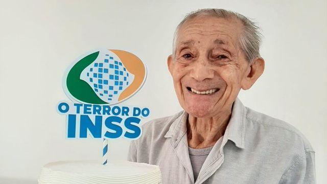 Idoso faz 121 anos e comemora com bolo temático: 'O terror do INSS'