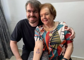 Aos 91 anos, idosa faz 1ª tatuagem de Nossa Senhora Aparecida para pagar promessa