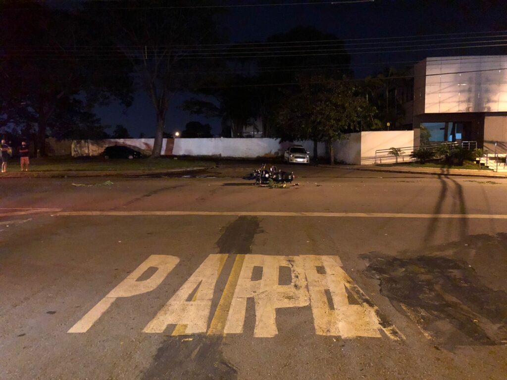 Carro fura sinal de pare, atinge motociclista e foge do local, em Goiânia