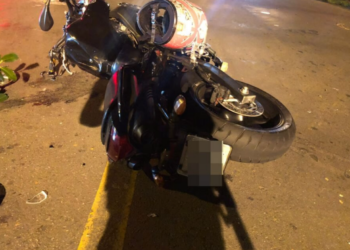 Carro fura sinal de pare, atinge motociclista e foge do local, em Goiânia