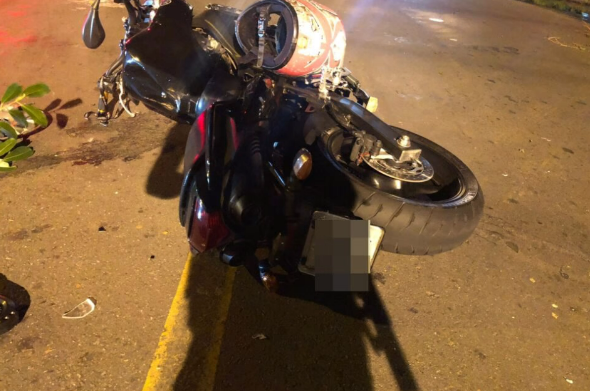 Carro fura sinal de pare, atinge motociclista e foge do local, em Goiânia