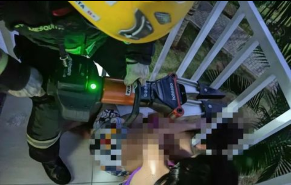 Criança é resgatada após ficar com a cabeça presa em grade de sacada, em Calas Nov