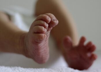 Mãe que matou bebê e escondeu corpo em escaninho tem prisão decretada, em Goiânia