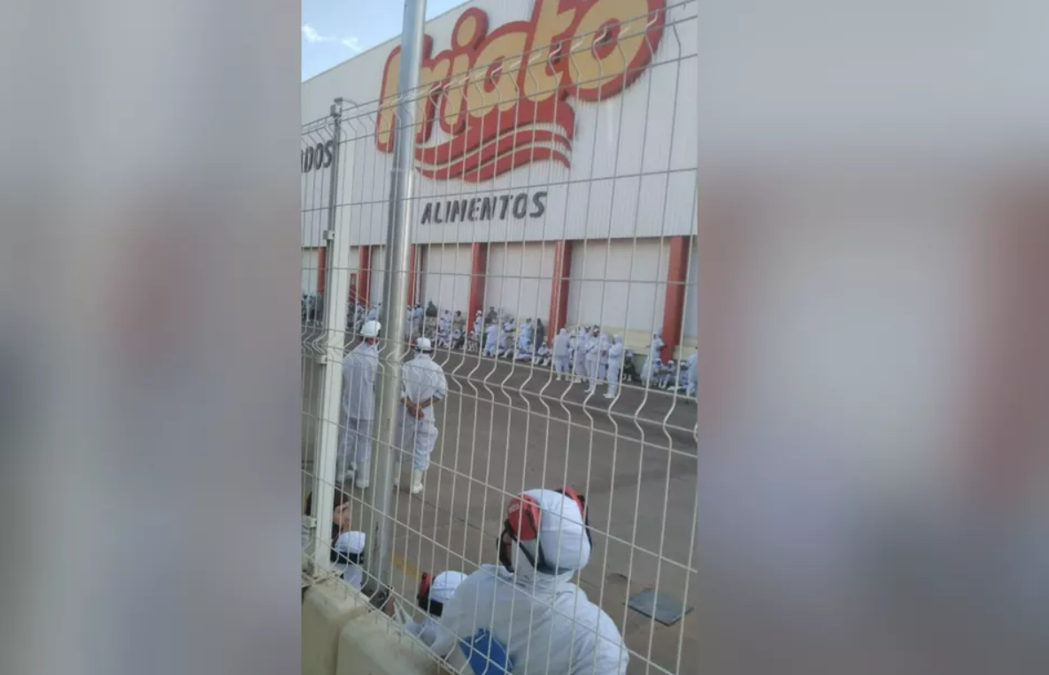 Vazamento de amônia leva trabalhadores de frigorífico para hospital, em Pires do Rio