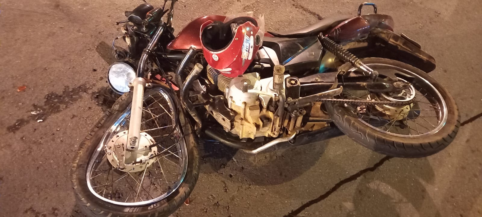 Vídeo: motociclista e garupa ficam gravemente feridos após acidente em avenida de Goiânia