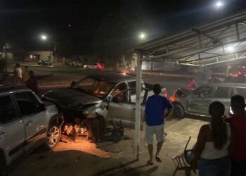 Vídeo: motorista invade contramão, atropela motociclista e atinge dois carros, em Goiás