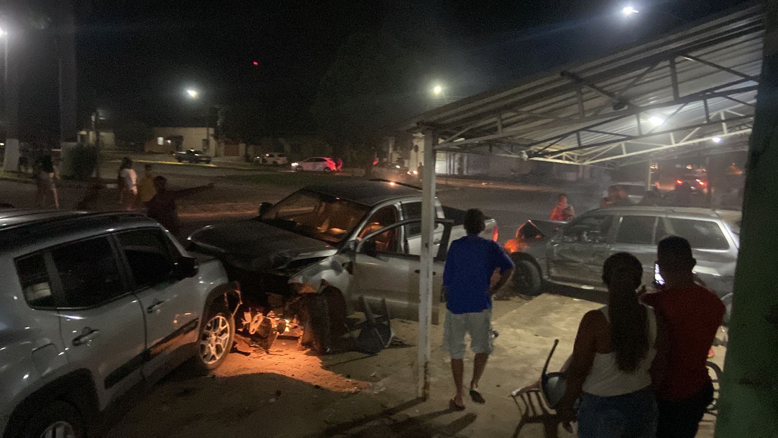 Vídeo: motorista invade contramão, atropela motociclista e atinge dois carros, em Goiás
