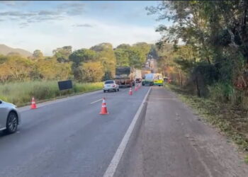 Colisão entre caminhão e carro deixa um morto e dois em estado grave, em Jaraguá