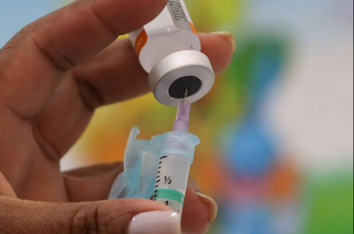 Crianças são vacinadas contra covid com dosagem de adulto, em Abadia de Goiás