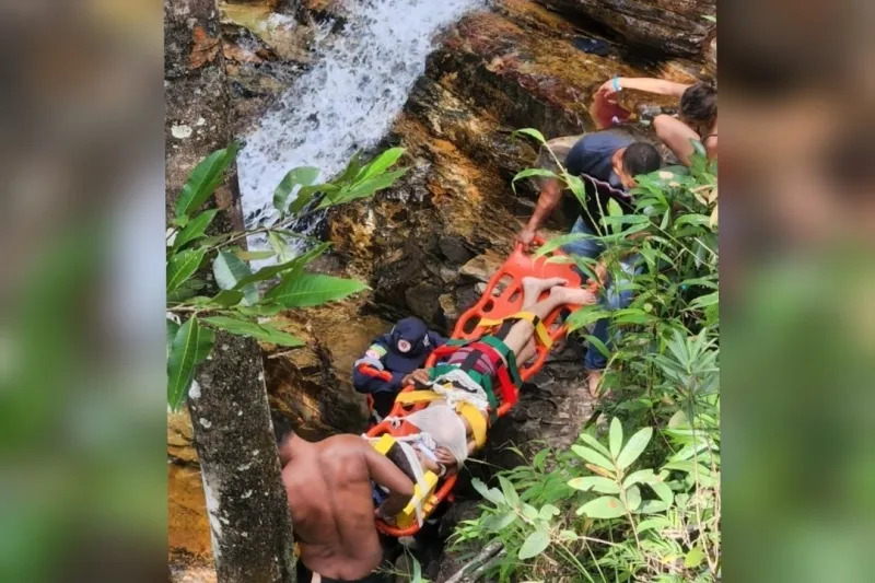 Menino de 10 anos fica ferido após cair de altura de 8 metros durante trilha em Alto Paraíso de Goiás