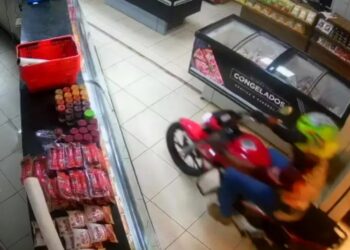 Motociclista invade açougue e rouba cerca de R$ 350 em carnes, em Aparecida