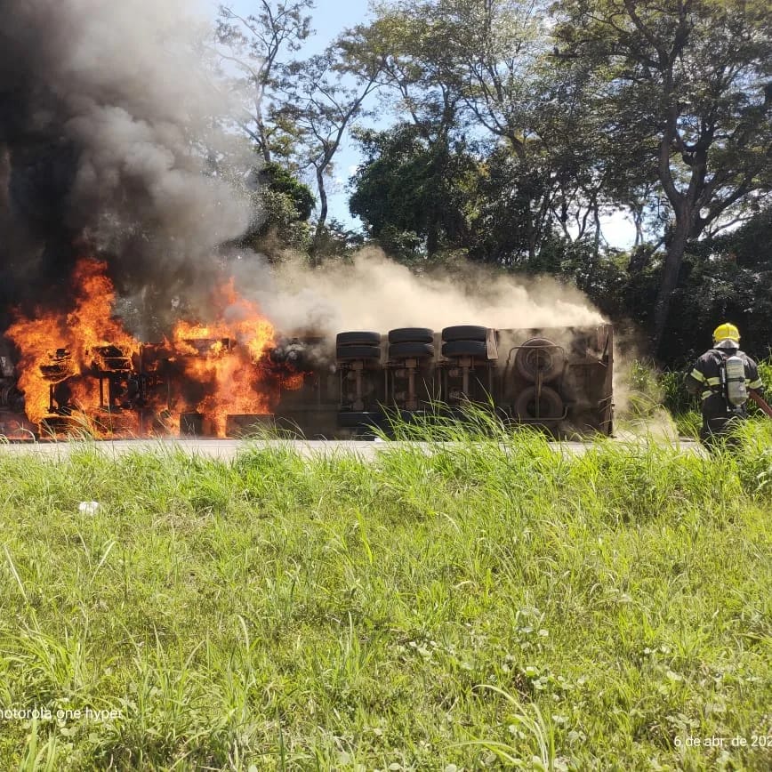 Motorista morre após incêndio em caminhão, em Abadia de Goiás