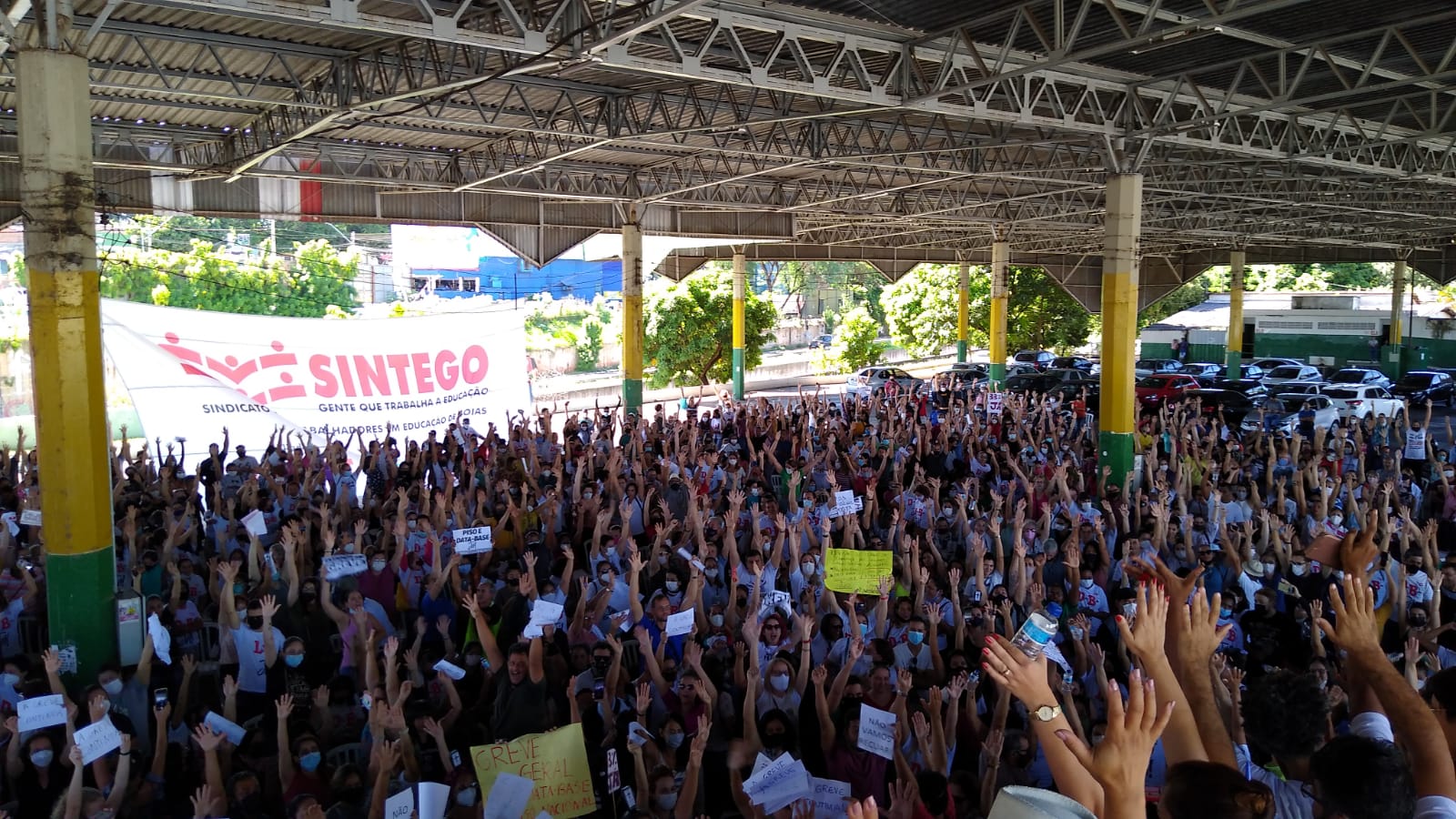 Profissionais decidem pela continuidade da greve da educação, em Goiânia