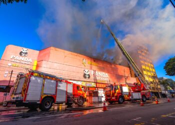 Shopping de Goiânia atingido por incêndio pode desabar, diz Defesa Civil