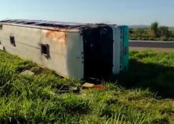 Vídeo: ônibus tomba e deixa várias pessoas feridas na BR-060