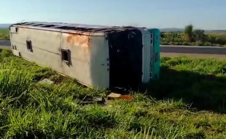 Vídeo: ônibus tomba e deixa várias pessoas feridas na BR-060