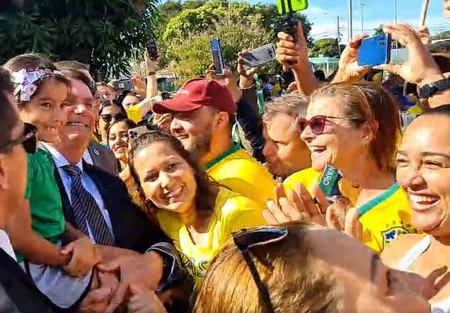 Bolsonaro chega a Goiânia para evento religioso e é recebido por apoiadores
