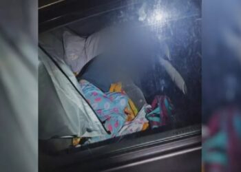 Casal é presos por trancar a filha dentro de carro para beber, em Anápolis