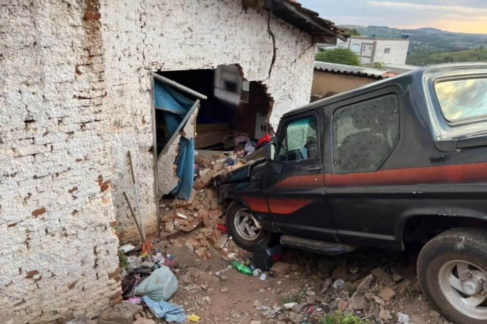 Condutor perde o controle da direção e caminhonete invade casa, em Anápolis