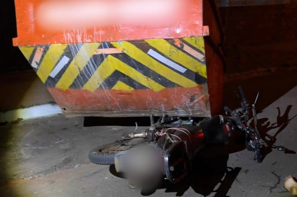 Jovem de 20 anos morre após bater moto contra caçamba de entulhos, em Goiânia