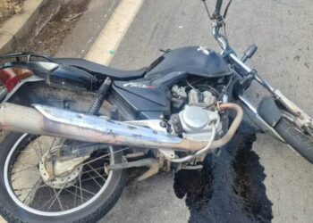 Motociclista bate em defesa metálica e morre na BR-153, em Aparecida de Goiânia