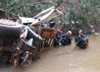 Motorista morre após caminhão cair de ponte na GO-050, em Santa Cruz de Goiás