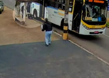 Mulher é atropelada por ônibus após se desequilibrar e cair, em Aparecida