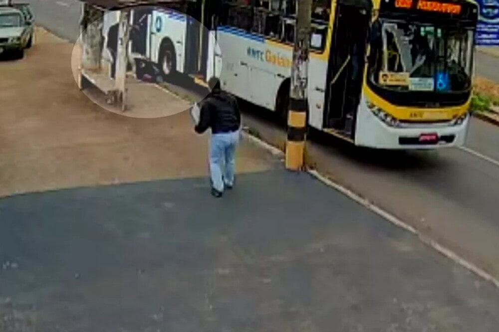 Mulher é atropelada por ônibus após se desequilibrar e cair, em Aparecida