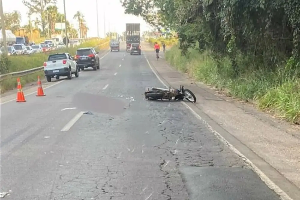 Mulher morre após cair de moto e ser atropelada por carro na Go-070, em Goiânia