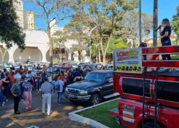 Professores cobram reajuste salarial em frente a Prefeitura de Anápolis