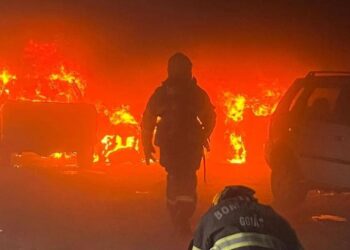 Bombeiros combatem incêndio que atingiu oficina e destruiu carros em Anápolis