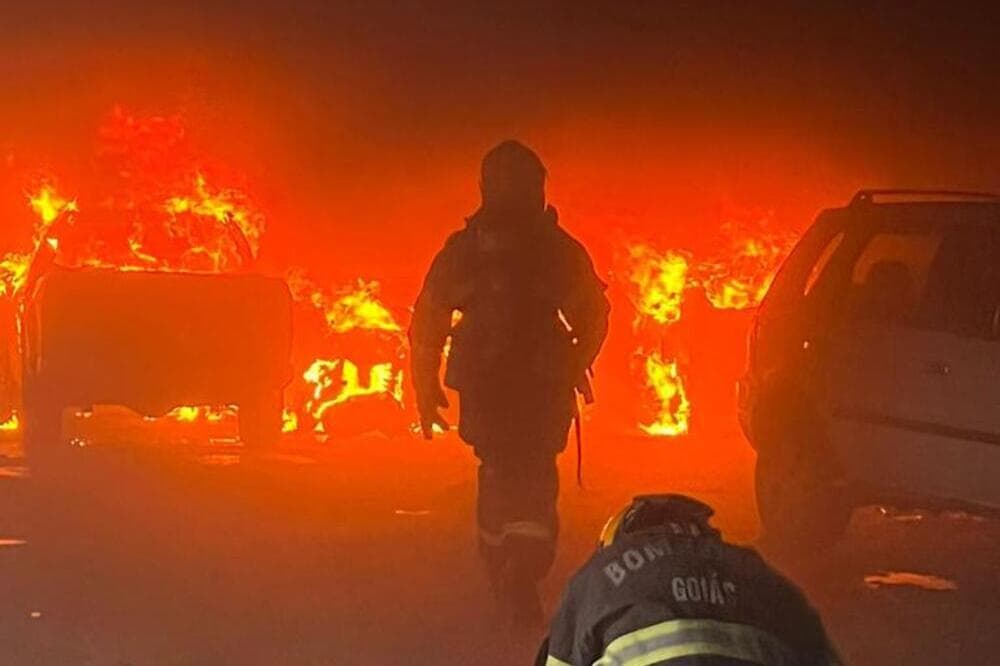 Bombeiros combatem incêndio que atingiu oficina e destruiu carros em Anápolis