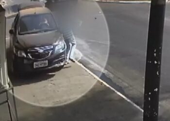 Caminhão bate em carro que perde o controle e atinge pedestre, em Iporá