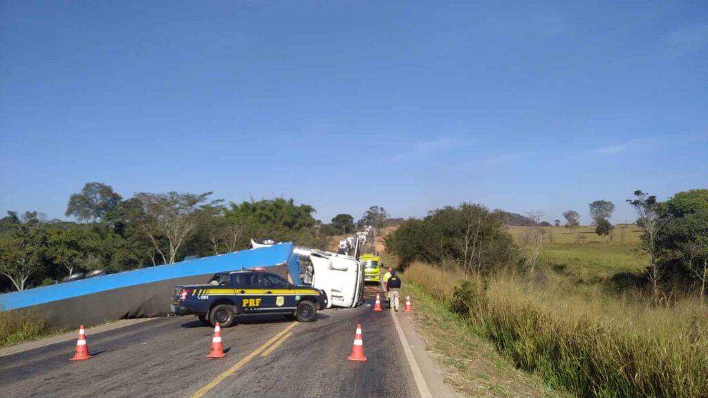 Caminhão tomba e deixa BR-153 totalmente interditada em Nova Glória