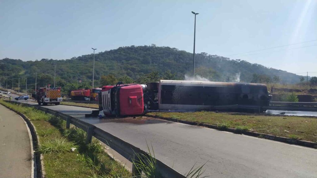 Caminhão tomba e deixa BR-153 totalmente interditada em Nova Glória