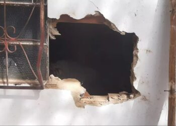 Criminosos quebram parede de casa para realizar furto, em Senador Canedo