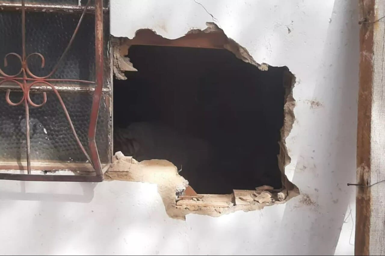 Criminosos quebram parede de casa para realizar furto, em Senador Canedo