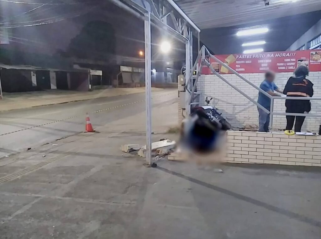 Homem morre e mulher fica ferida após moto invadir pastelaria, em Goiânia