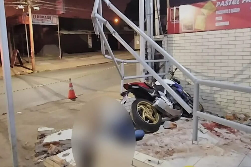 Homem morre e mulher fica ferida após moto invadir pastelaria, em Goiânia