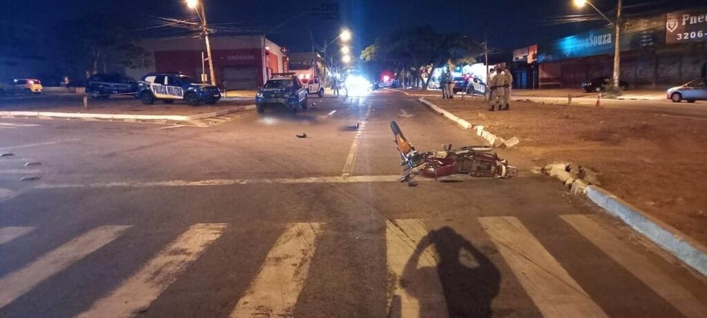 Motociclista morre após se envolver em acidente com viatura da PM, em Goiânia
