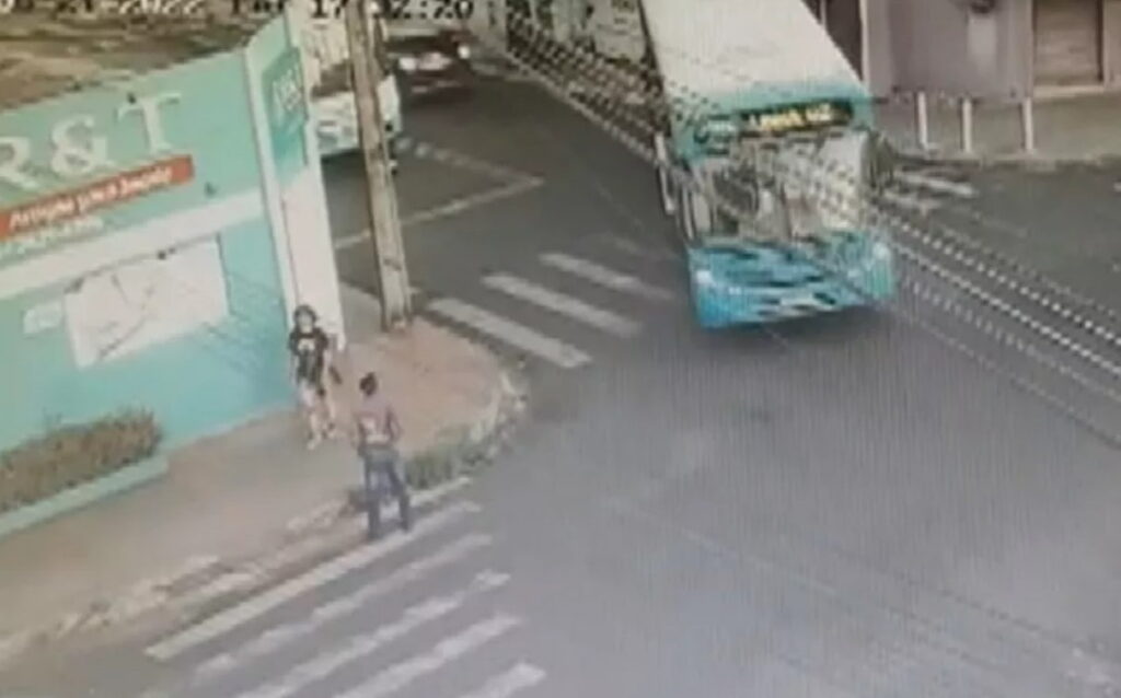 Motorista passa mal e ônibus do transporte coletivo invade casa, em Rio Verde