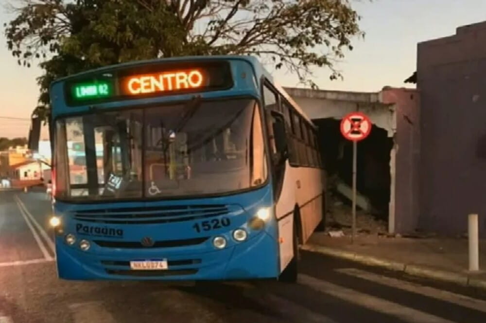 Motorista passa mal e ônibus do transporte coletivo invade casa, em Rio Verde