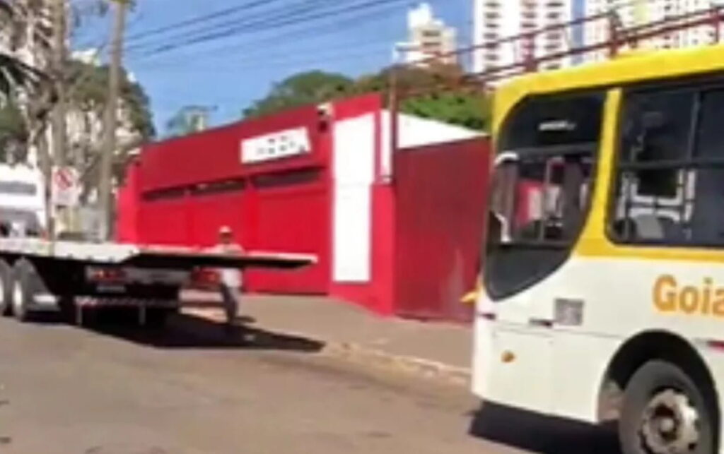 Ônibus coletivo é multado por estacionar em local proibido, em Goiânia