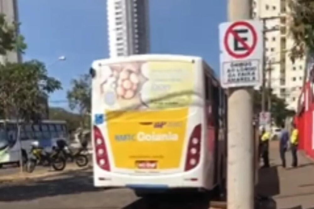 Ônibus coletivo é multado por estacionar em local proibido, em Goiânia
