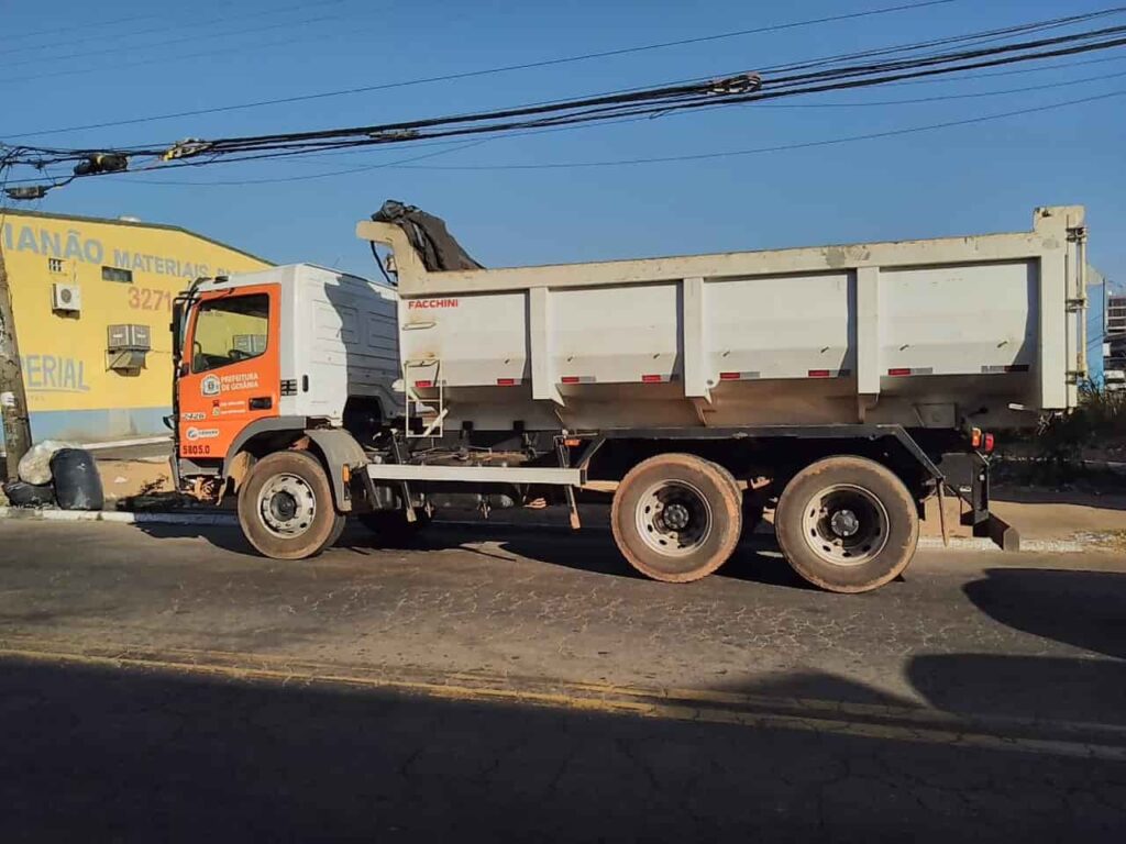 Acidente entre motocicleta e caminhão deixa homem em estado gravíssimo, em Goiânia