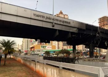Após incêndio, trânsito no viaduto da T-63 continua interditado, em Goiânia