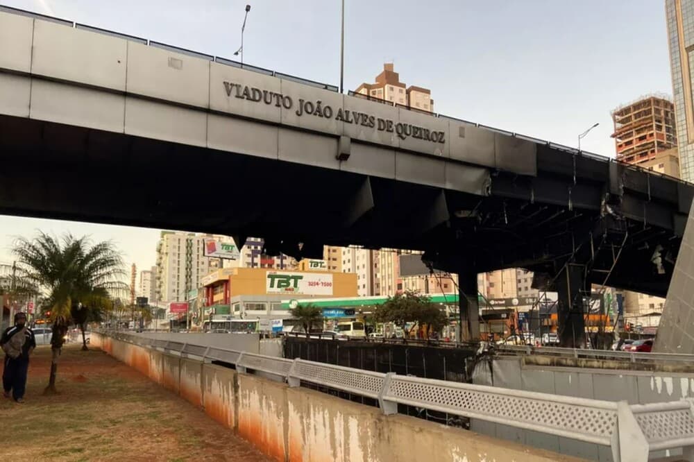 Após incêndio, trânsito no viaduto da T-63 continua interditado, em Goiânia