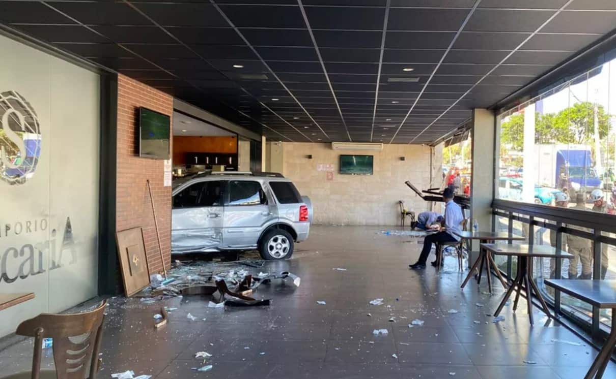 Carro não teve falha mecânica ao invadir restaurante em Goiânia, diz perícia
