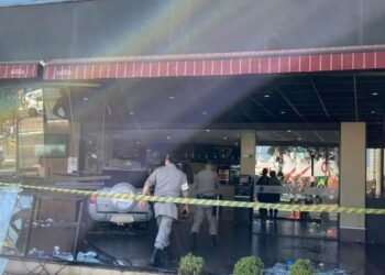 Cerca de 11 pessoas ficam feridas após carro invadir restaurante, em Goiânia